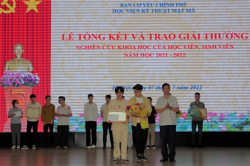 Tổng kết và trao giải thưởng cho các nhóm học viên, sinh viên nghiên cứu khoa học năm học 2021 - 2022