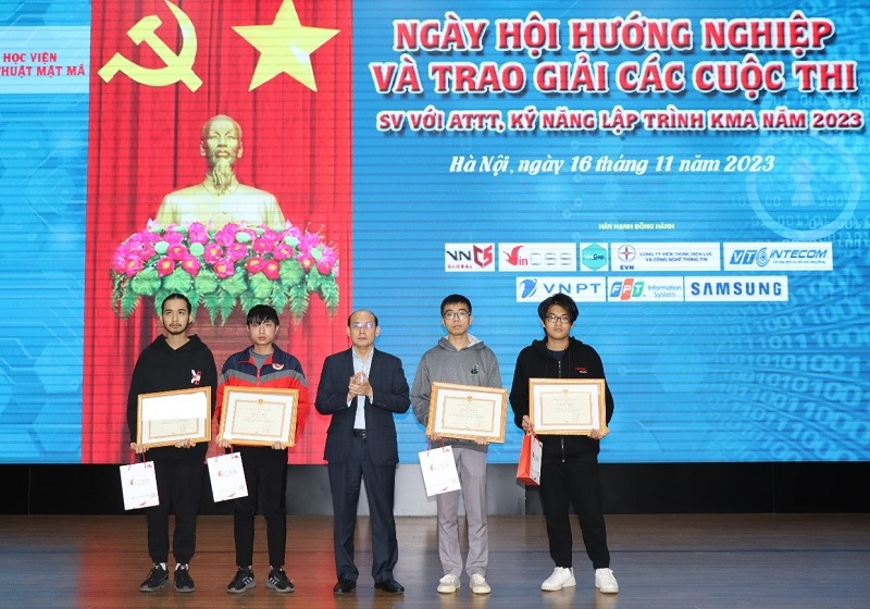 Ngày hội hướng nghiệp và trao giải các cuộc thi năm 2023