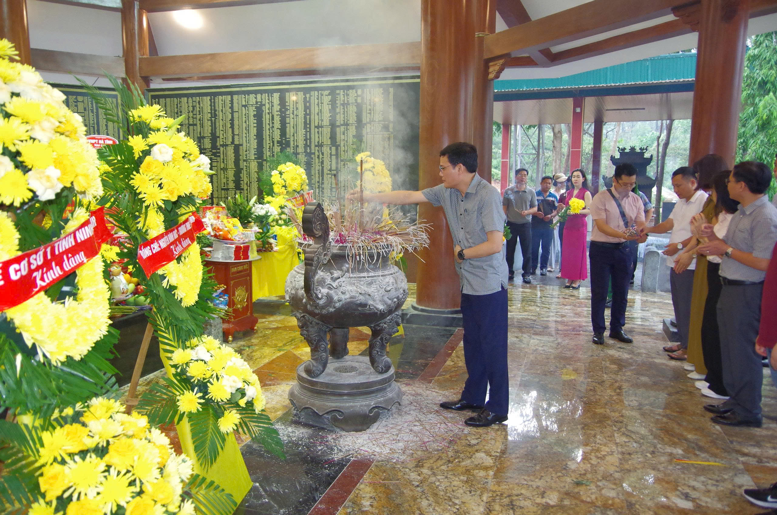 Nhân dịp kỷ niệm 79 năm Ngày Thương binh – Liệt sĩ (27/7/1947-29/7/2026), Đoàn đại biểu Học viện Kỹ thuật mật mã do đồng chí Đại tá Hoàng Văn Thức, Bí thư Đảng ủy, Giám đốc Học viện làm Trưởng đoàn đã tổ chức hành trình về nguồn – tri ân các Anh hùng liệt sĩ tại các địa chỉ đỏ trên địa bàn các tỉnh miền Trung.