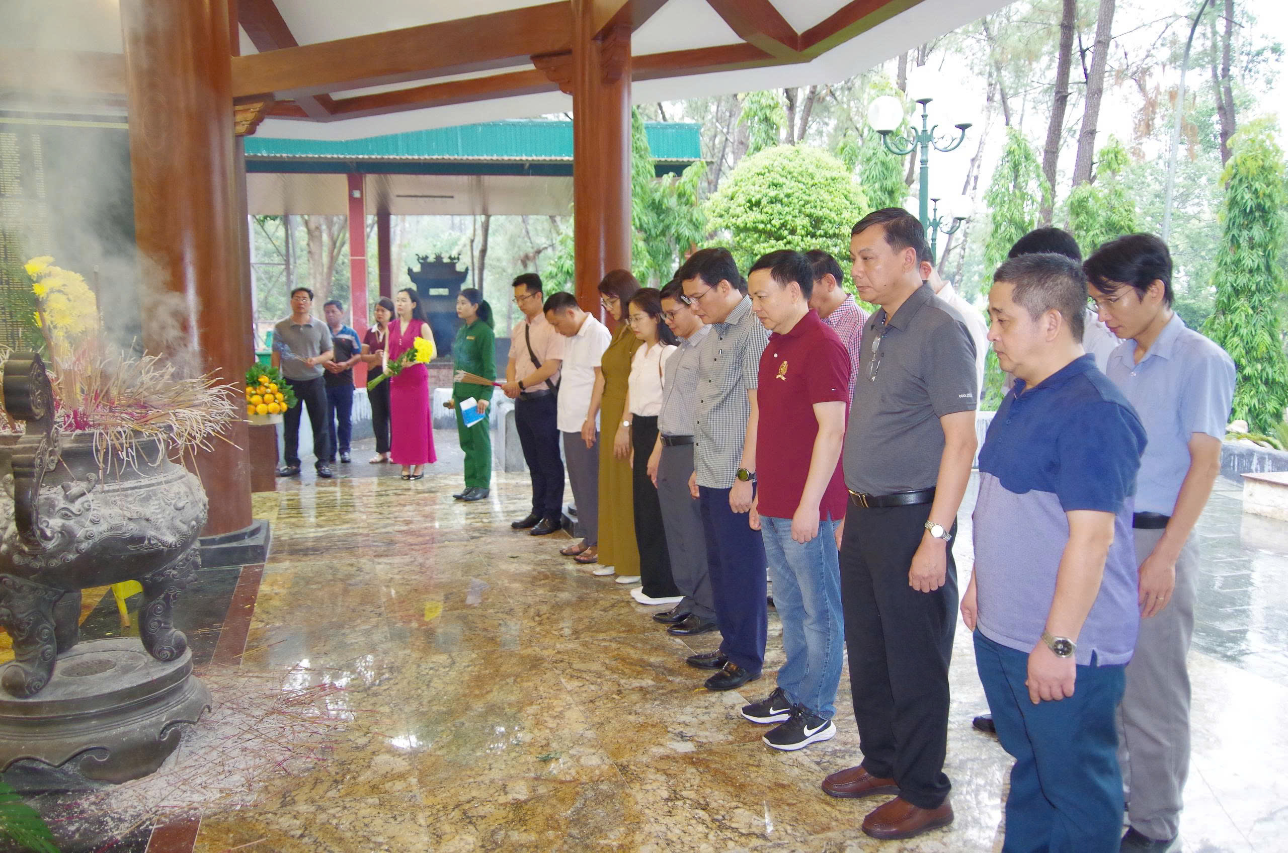 Nhân dịp kỷ niệm 79 năm Ngày Thương binh – Liệt sĩ (27/7/1947-29/7/2026), Đoàn đại biểu Học viện Kỹ thuật mật mã do đồng chí Đại tá Hoàng Văn Thức, Bí thư Đảng ủy, Giám đốc Học viện làm Trưởng đoàn đã tổ chức hành trình về nguồn – tri ân các Anh hùng liệt sĩ tại các địa chỉ đỏ trên địa bàn các tỉnh miền Trung.